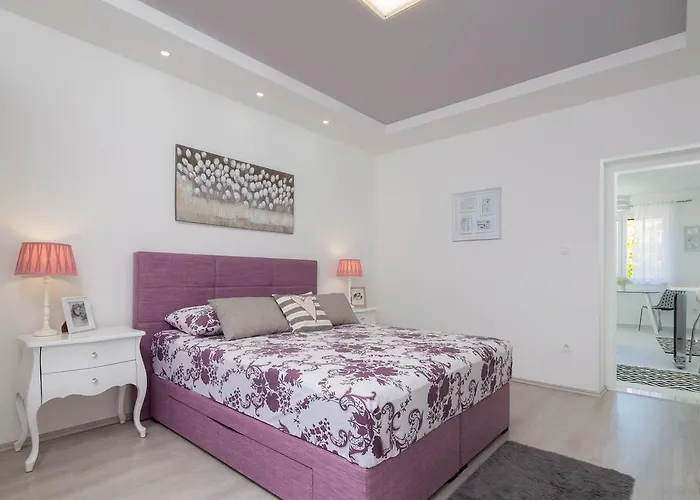 Old City Luxury Iris Apartment